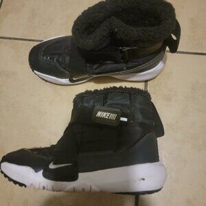 Kids warm boots size 1 by Nike